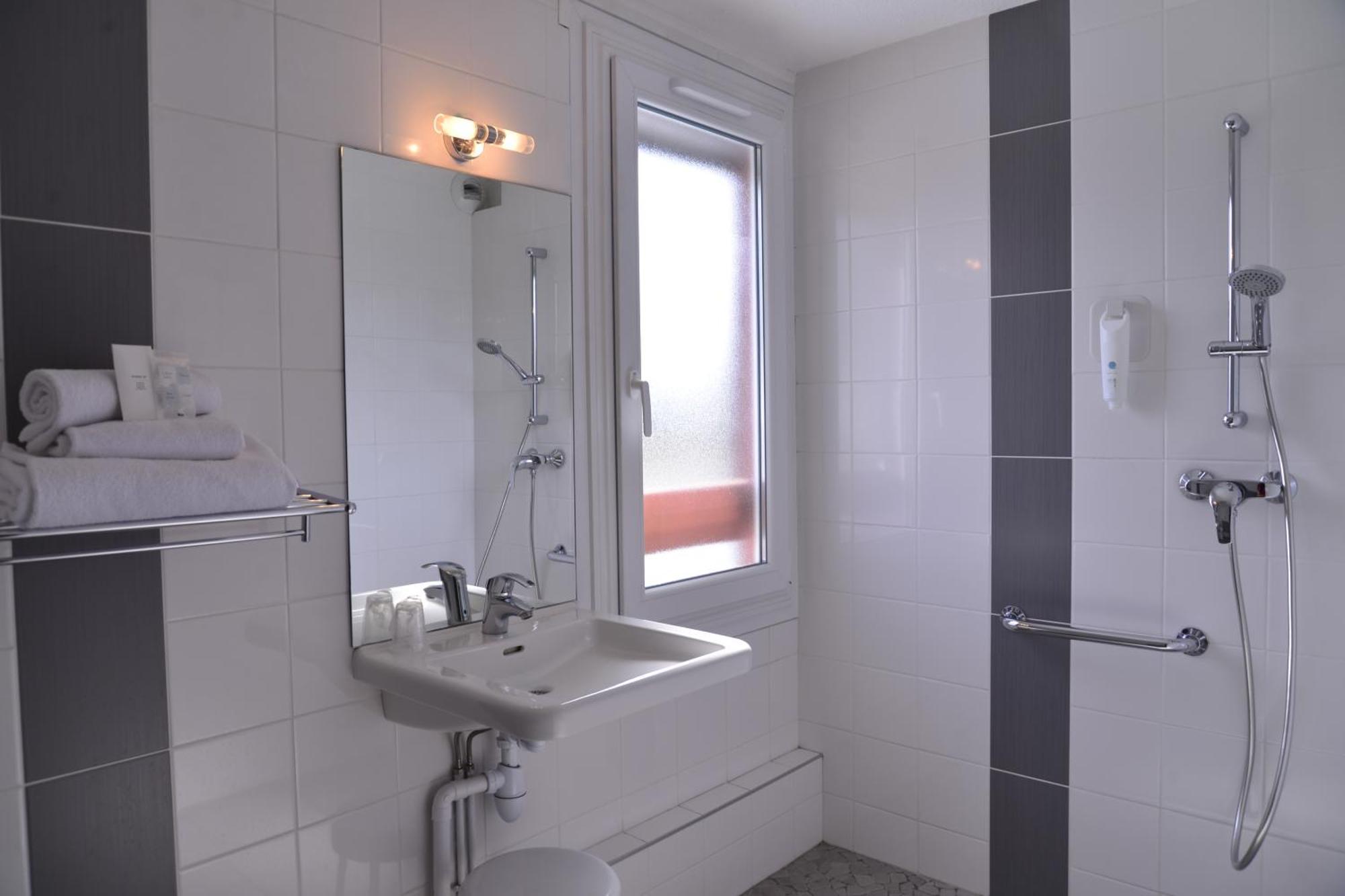 Logis Cris Hotel Et Restaurant, Lyon Sud-Est Corbas Kültér fotó